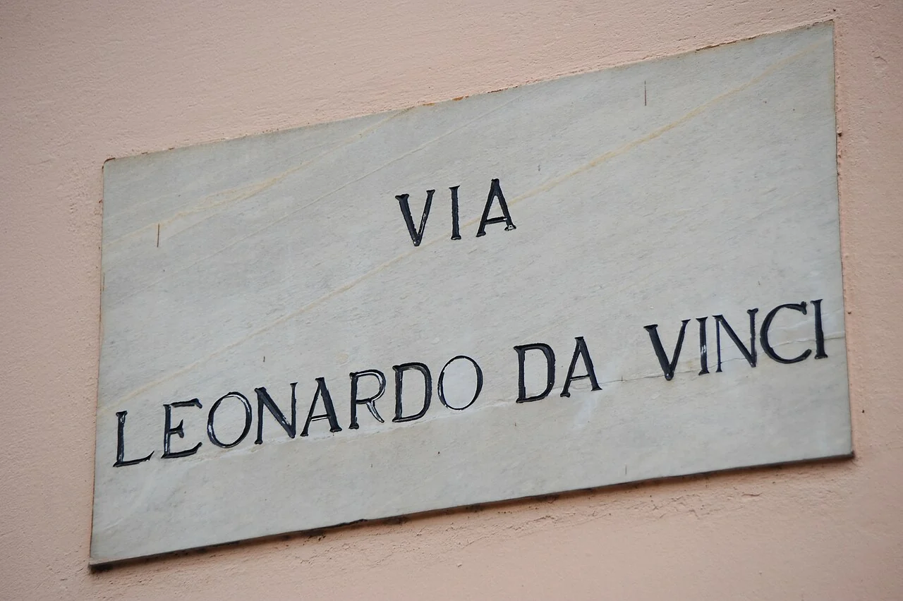 比薩的實拍街牌。「VIA LEONARDO DA VINCI」為達文西街；Via標示道路類型，三部分姓名合讀。