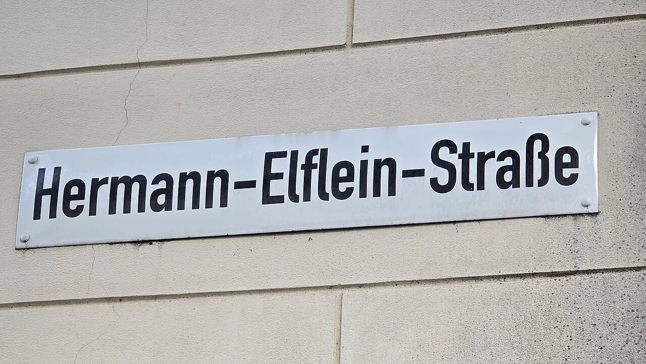 波茨坦的實拍街牌。「Hermann-Elflein-Straße」是完整街名,連字號連接人名與Straße,並非多個路段。