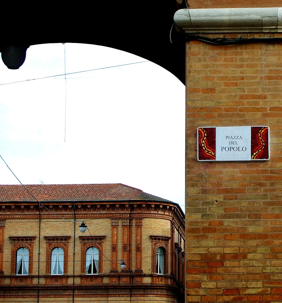 拉文納的實拍街牌。牌上「PIAZZA DEL POPOLO」為人民廣場；照片保留完整立面，牌件位於右上。