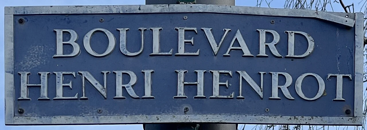 漢斯的實拍街牌。「BOULEVARD HENRI HENROT」為大道名稱；三行文字合讀，不是三個不同地點。