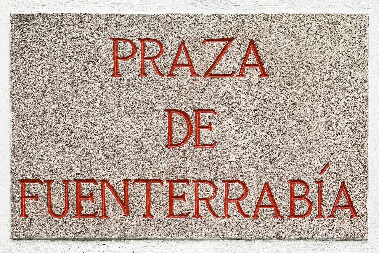 聖地牙哥德孔波斯特拉的實拍街牌。「PRAZA DE FUENTERRABÍA」為廣場名；Praza是加利西亞語的廣場用字，重音符號屬拼寫。