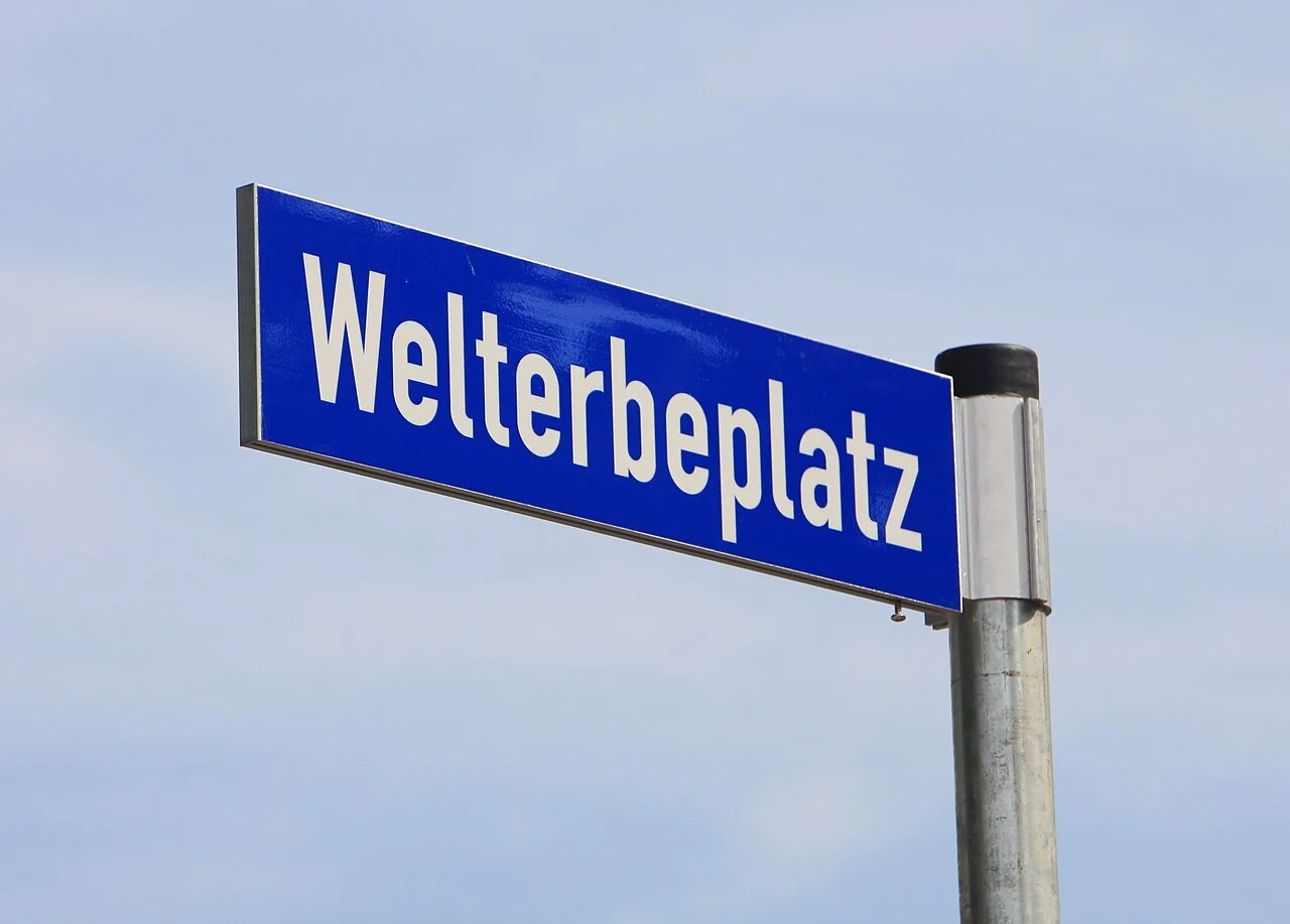 什未林的實拍街牌。「Welterbeplatz」字面為世界遺產廣場;牌面只列地名,未列遺產登錄年份。