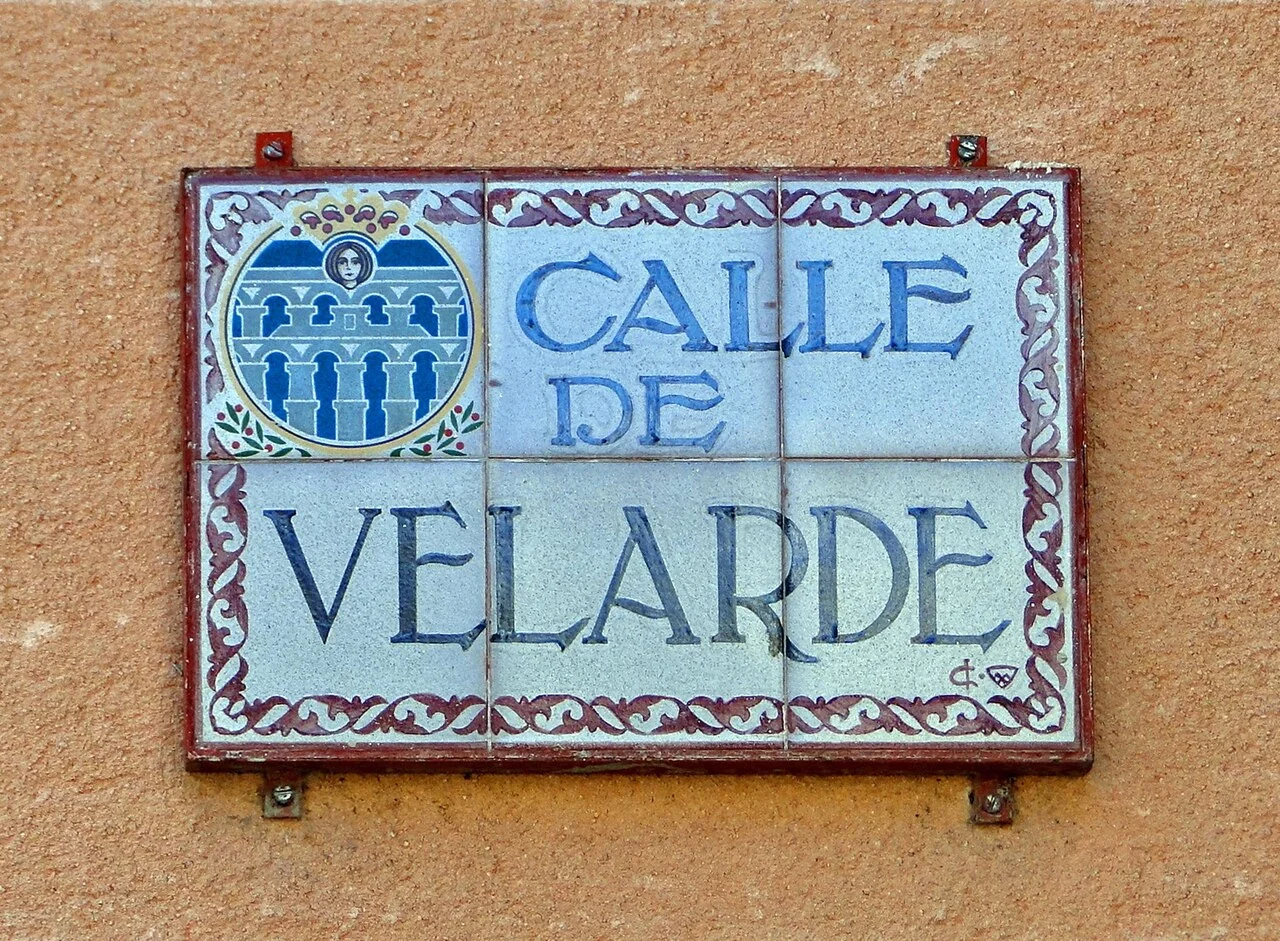 塞哥維亞的實拍街牌。「CALLE DE VELARDE」為街名；左上徽章屬城市識別，並非地址號碼。