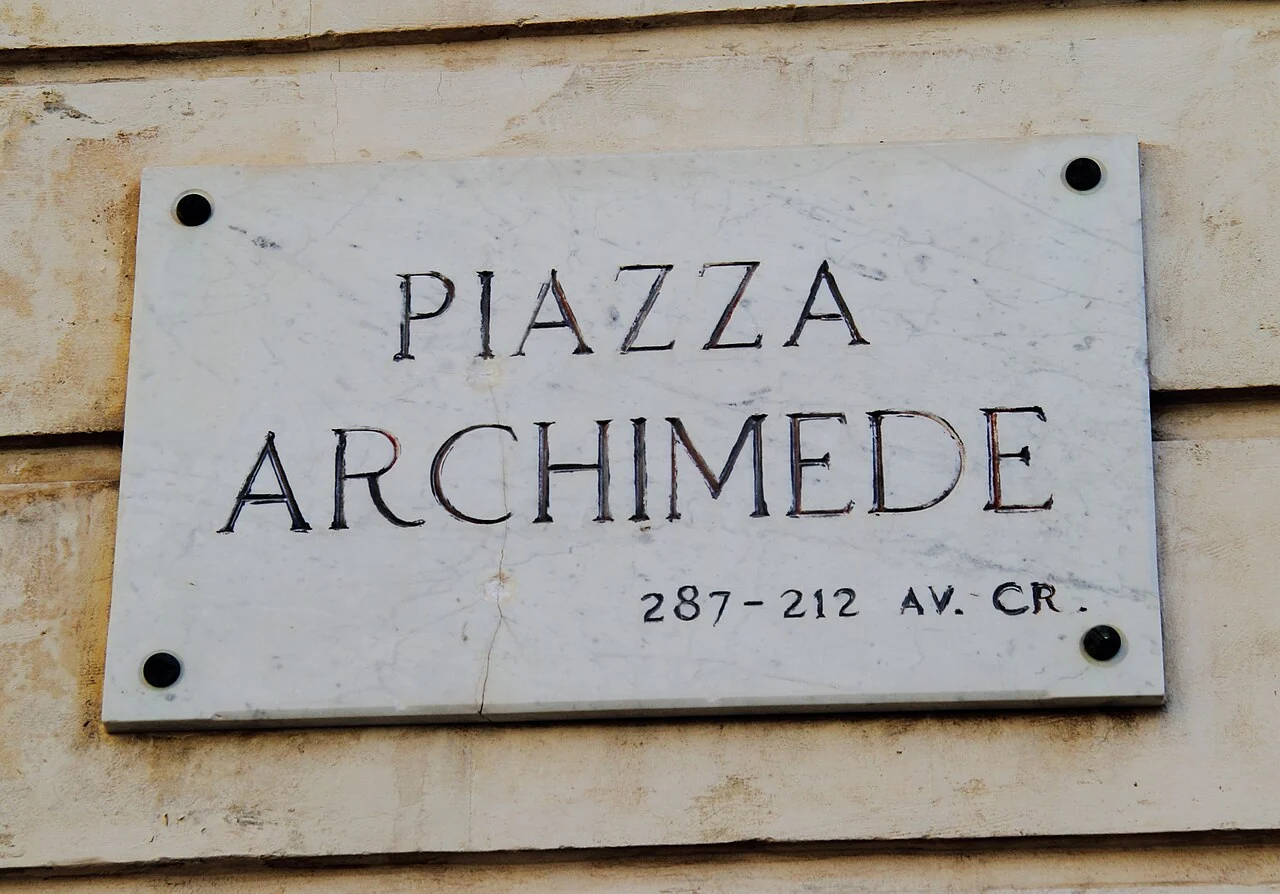 錫拉庫薩的實拍街牌。「PIAZZA ARCHIMEDE」為阿基米德廣場；「287–212 AV. CR.»是人物的西元前年代，並非門牌。