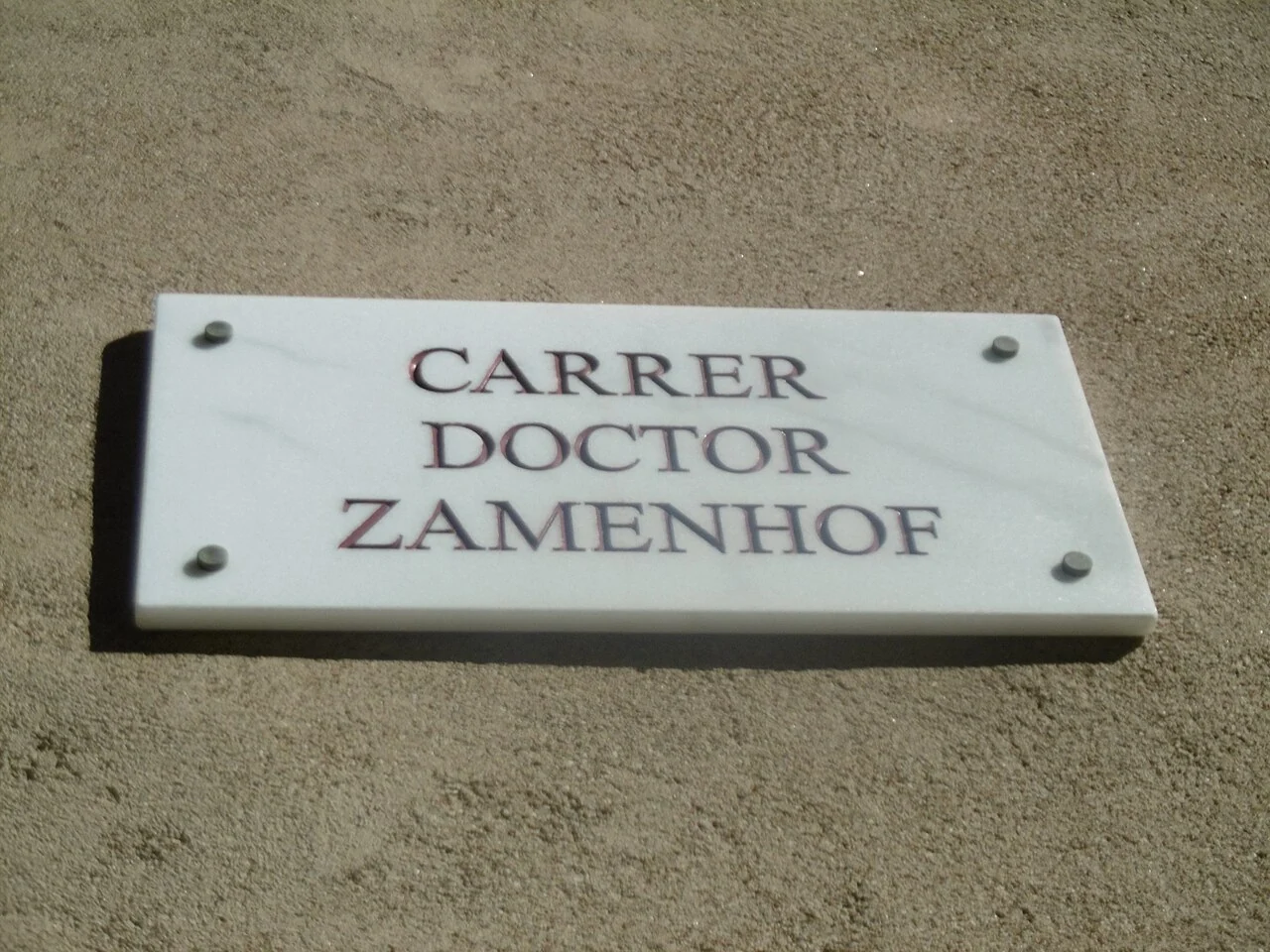 塔拉戈納的實拍街牌。「CARRER DOCTOR ZAMENHOF」為街名；Carrer是加泰隆尼亞語的街道用字。