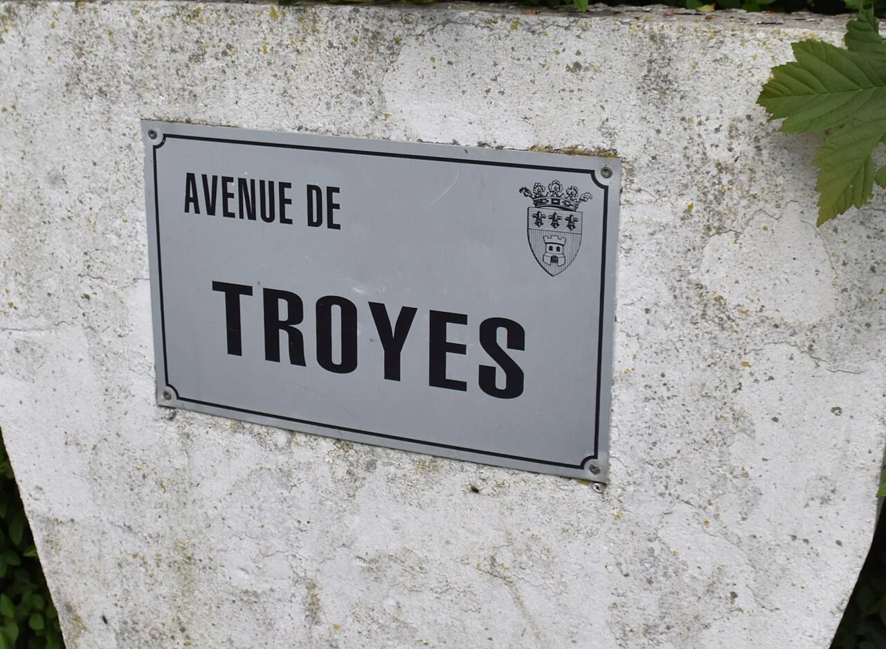 圖爾奈的實拍街牌。「AVENUE DE TROYES」為特魯瓦大道；右上盾徽屬城市識別。
