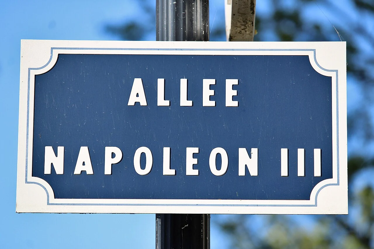維琪的實拍街牌。「ALLÉE NAPOLÉON III」為步道名稱；III是人名中的第三世，並非門牌3號。