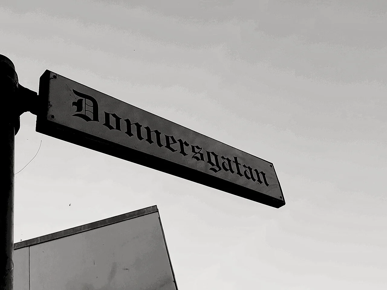 維斯比的實拍街牌。「Donnersgatan」為街名,牌件右端呈箭頭形;gatan是瑞典語街道詞尾。