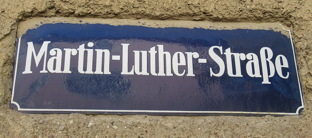 威瑪的實拍街牌。「Martin-Luther-Straße」為馬丁路德街；兩個連字號將姓名與街道類型連接。