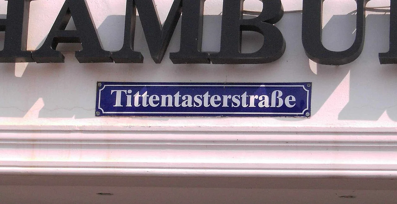 維斯馬的實拍街牌。「Tittentasterstraße」為街名；上方大型建築招牌另屬立面資訊，不是街名的一部分。
