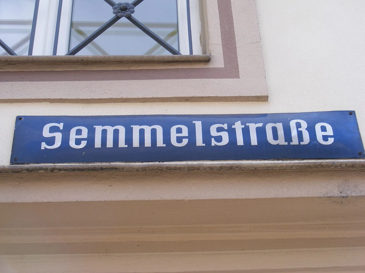符茲堡的實拍街牌。「Semmelstraße」為街名；僅讀牌面，不從字面推定烘焙業或市場的歷史。