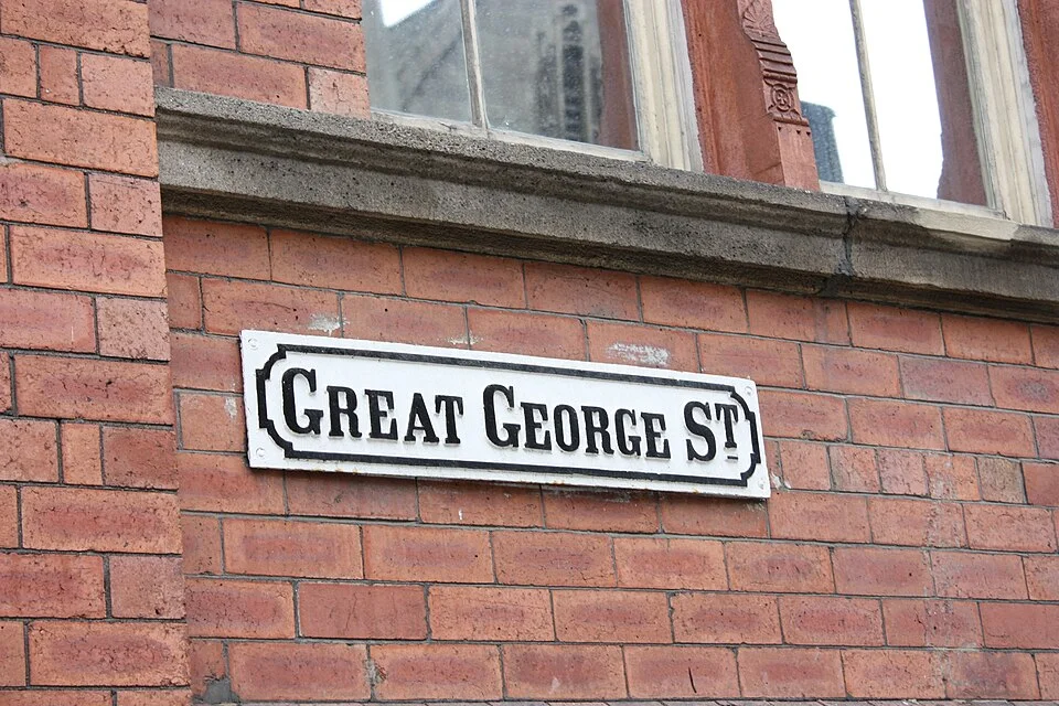 里茲的實拍街牌。GREAT GEORGE ST 為街名；較小ST是Street縮寫。