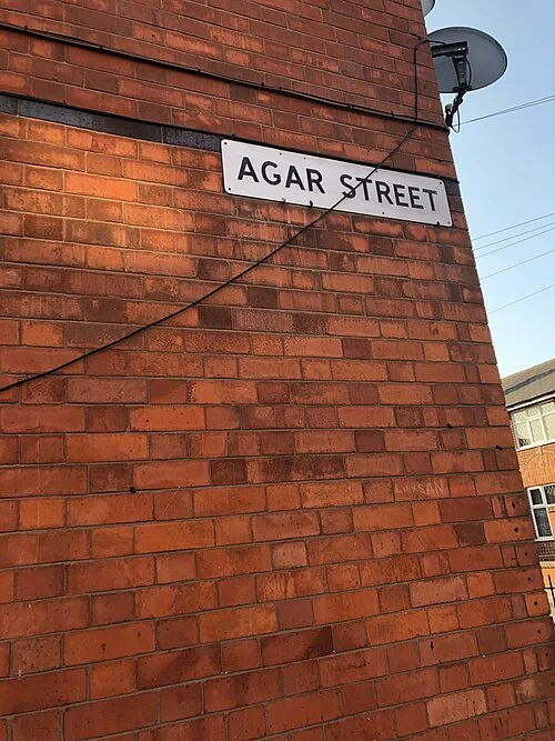 萊斯特的實拍街牌。AGAR STREET 是街名，單行排列。