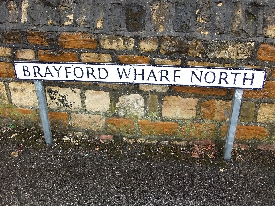 林肯的實拍街牌。BRAYFORD WHARF NORTH 是完整路名；NORTH為北側方位。