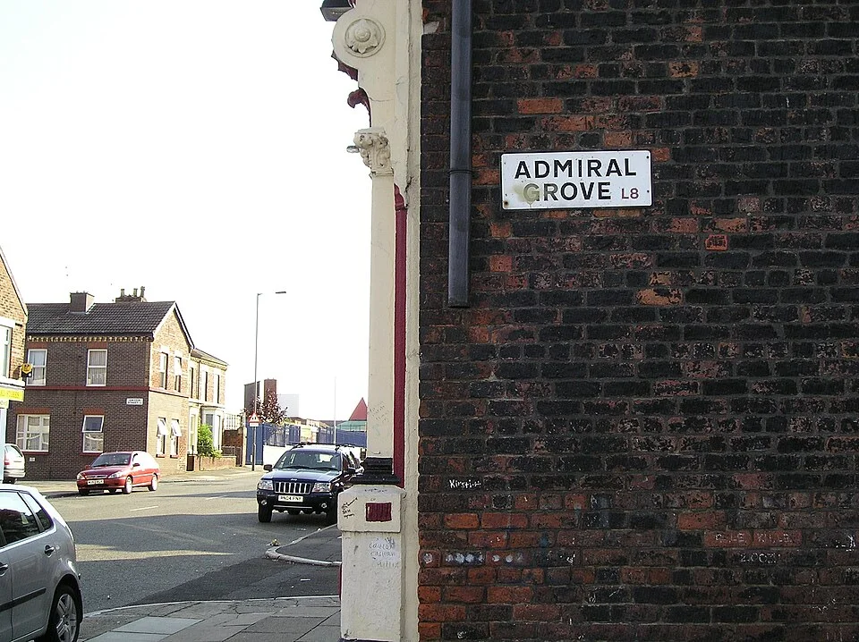 利物浦的實拍街牌。ADMIRAL GROVE 是街名；右下L8為郵區標示。