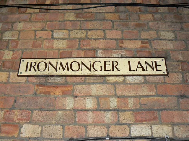 馬爾堡的實拍街牌。IRONMONGER LANE 為巷名；LANE是巷道通名。