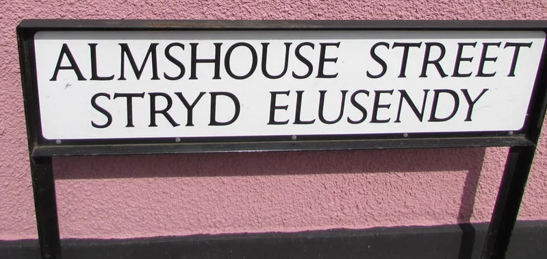 蒙茅斯的實拍街牌。ALMSHOUSE STREET與STRYD ELUSENDY是同一街道的兩種語言名稱。