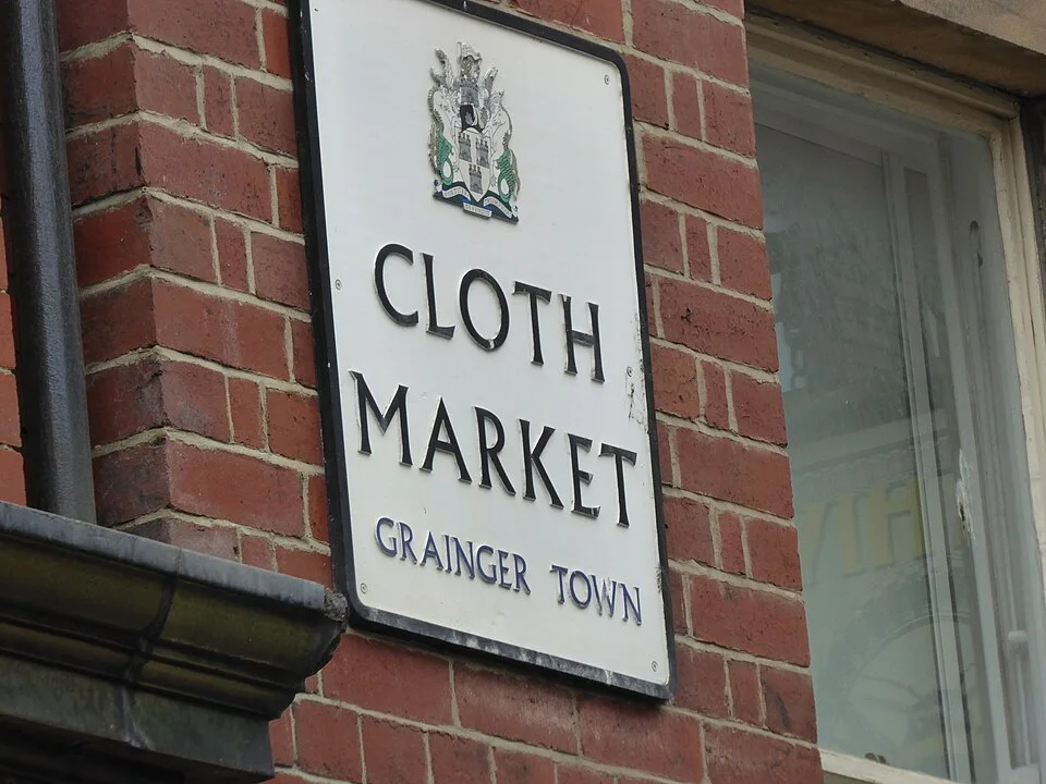 泰恩河畔紐卡索的實拍街牌。CLOTH MARKET 為街名；GRAINGER TOWN是街區名稱。
