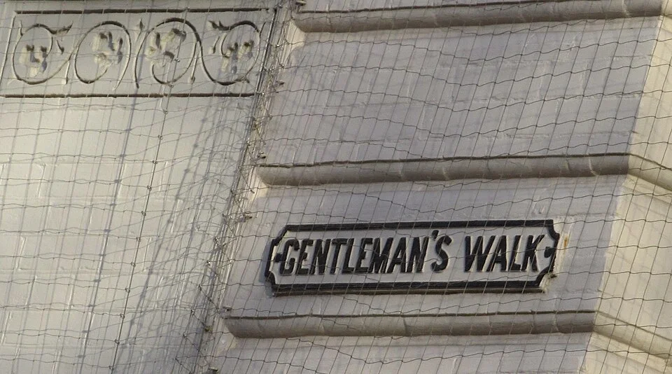 諾里奇的實拍街牌。GENTLEMAN'S WALK 為街名；所有格撇號照實圖保留。