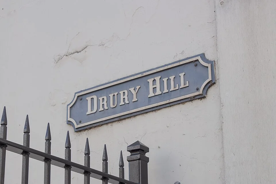 諾丁漢的實拍街牌。DRURY HILL 為牌面街名;未列門牌數字。