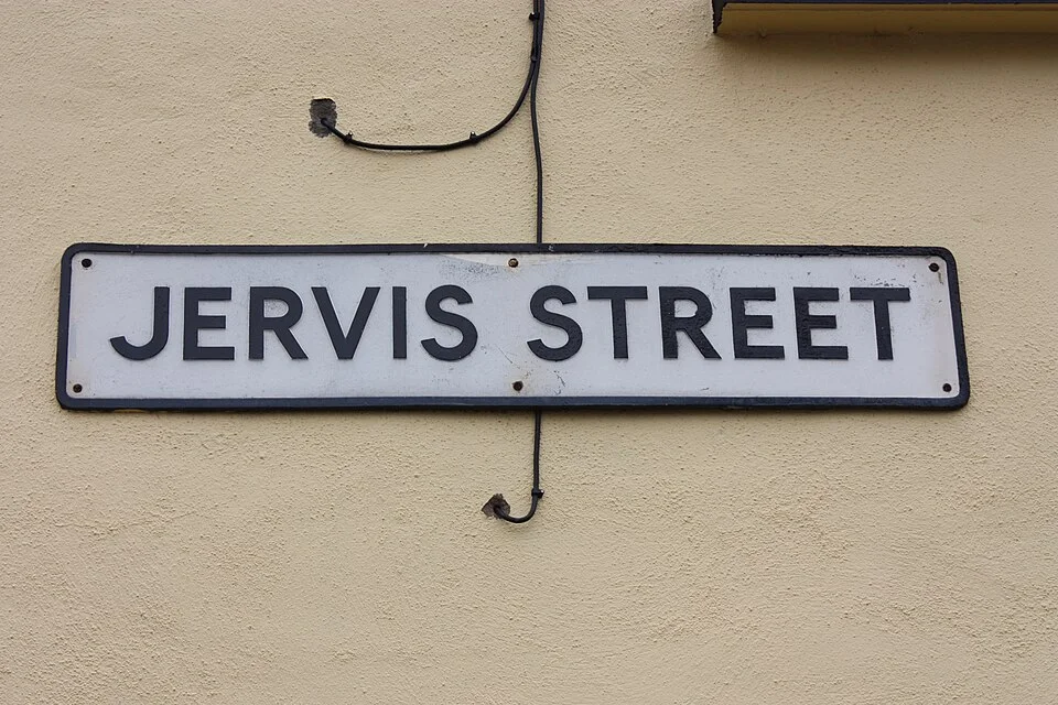 波塔當的實拍街牌。JERVIS STREET 為街名，沒有門牌或方向數字。