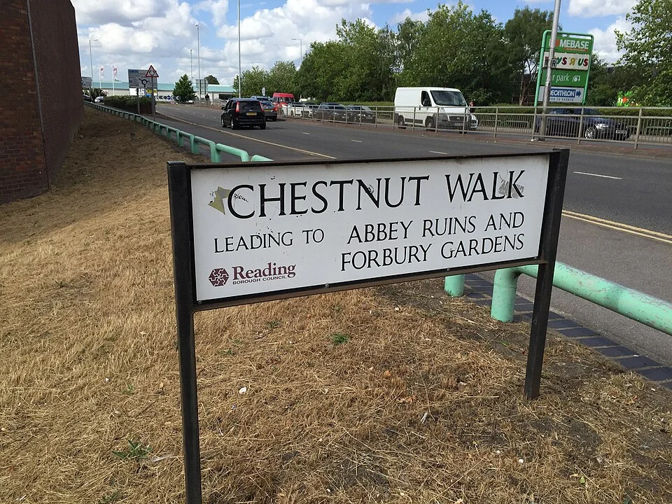 雷丁的實拍街牌。CHESTNUT WALK 為路名；LEADING TO ABBEY RUINS AND FORBURY GARDENS是導向說明。