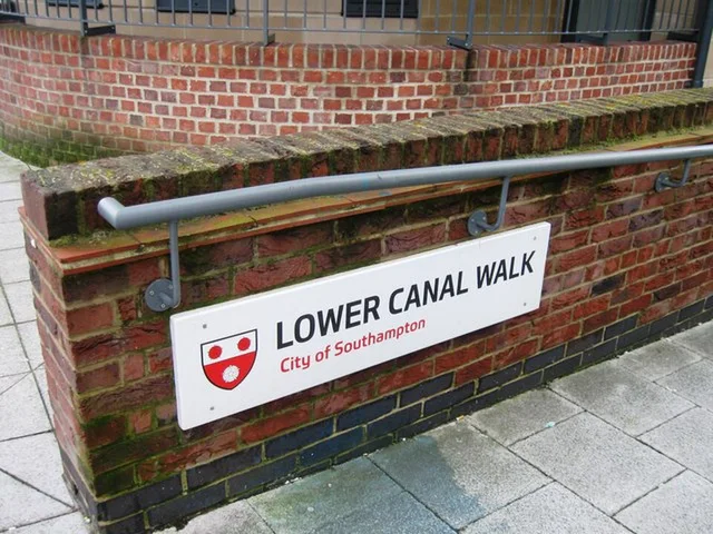 南安普敦的實拍街牌。LOWER CANAL WALK 是街名；City of Southampton為城市署名。