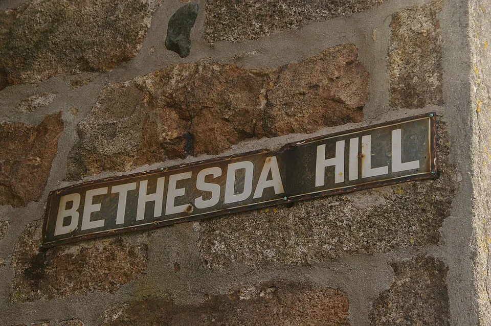 聖艾夫斯的實拍街牌。BETHESDA HILL 為街名；HILL為地形相關通名，並非門牌。
