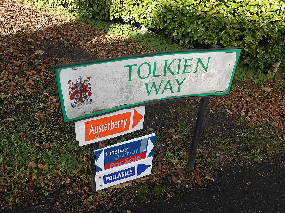 特倫特河畔斯托克的實拍街牌。TOLKIEN WAY 為街名；下方Austerberry等字樣屬房地產廣告。
