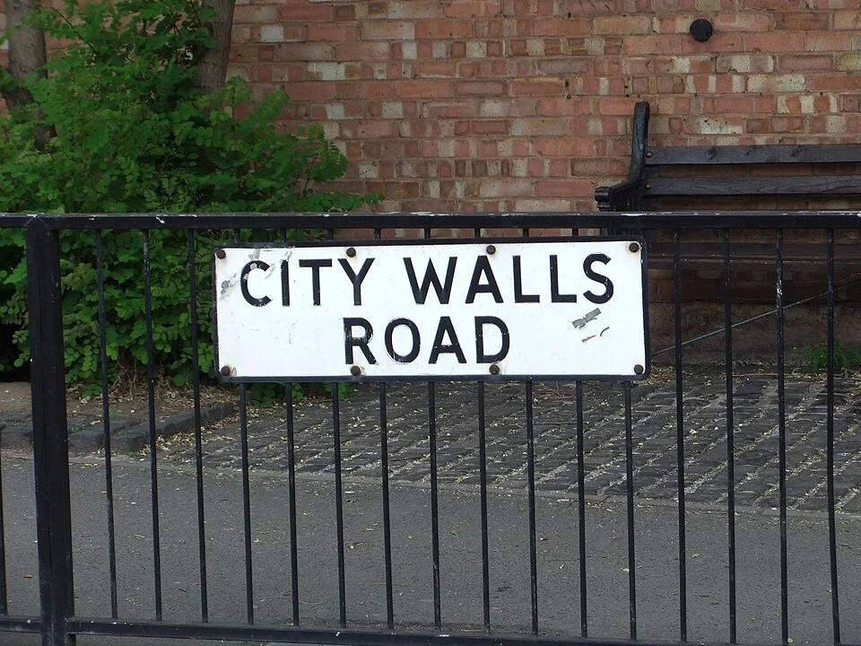 伍斯特的實拍街牌。CITY WALLS ROAD 是完整路名，分成兩行。