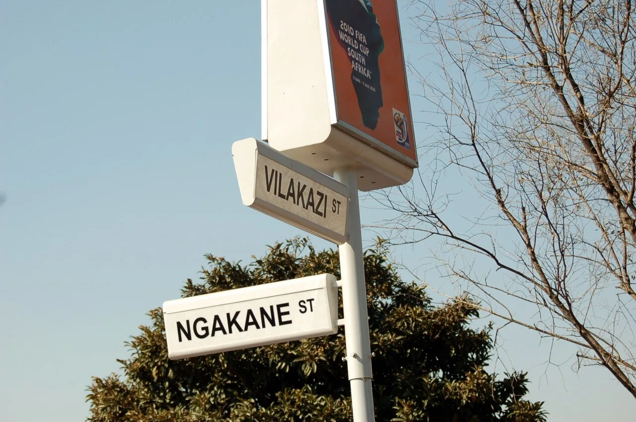 索維托白底黑字VILAKAZI ST和NGAKANE ST交叉街牌,上方為2010年南非世界盃宣傳牌。