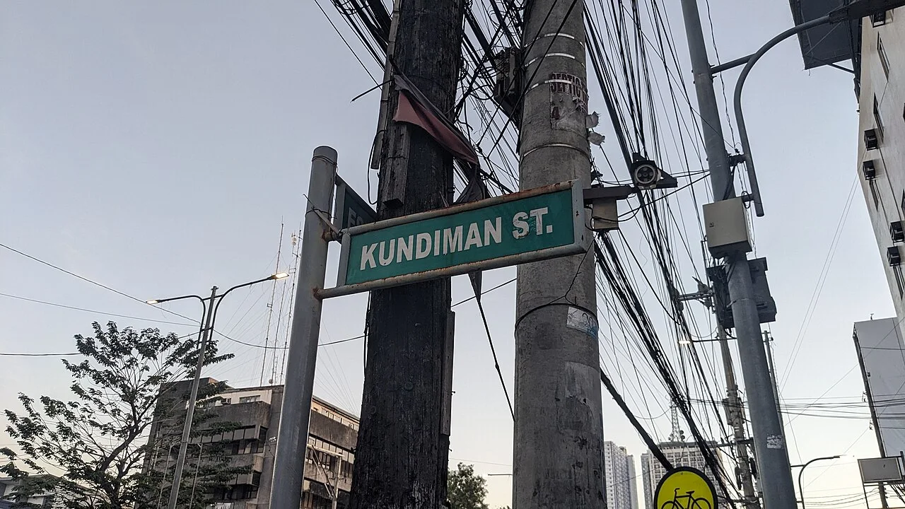 馬尼拉桑帕洛克 KUNDIMAN ST. 綠色街牌，固定於電線密集的路口。