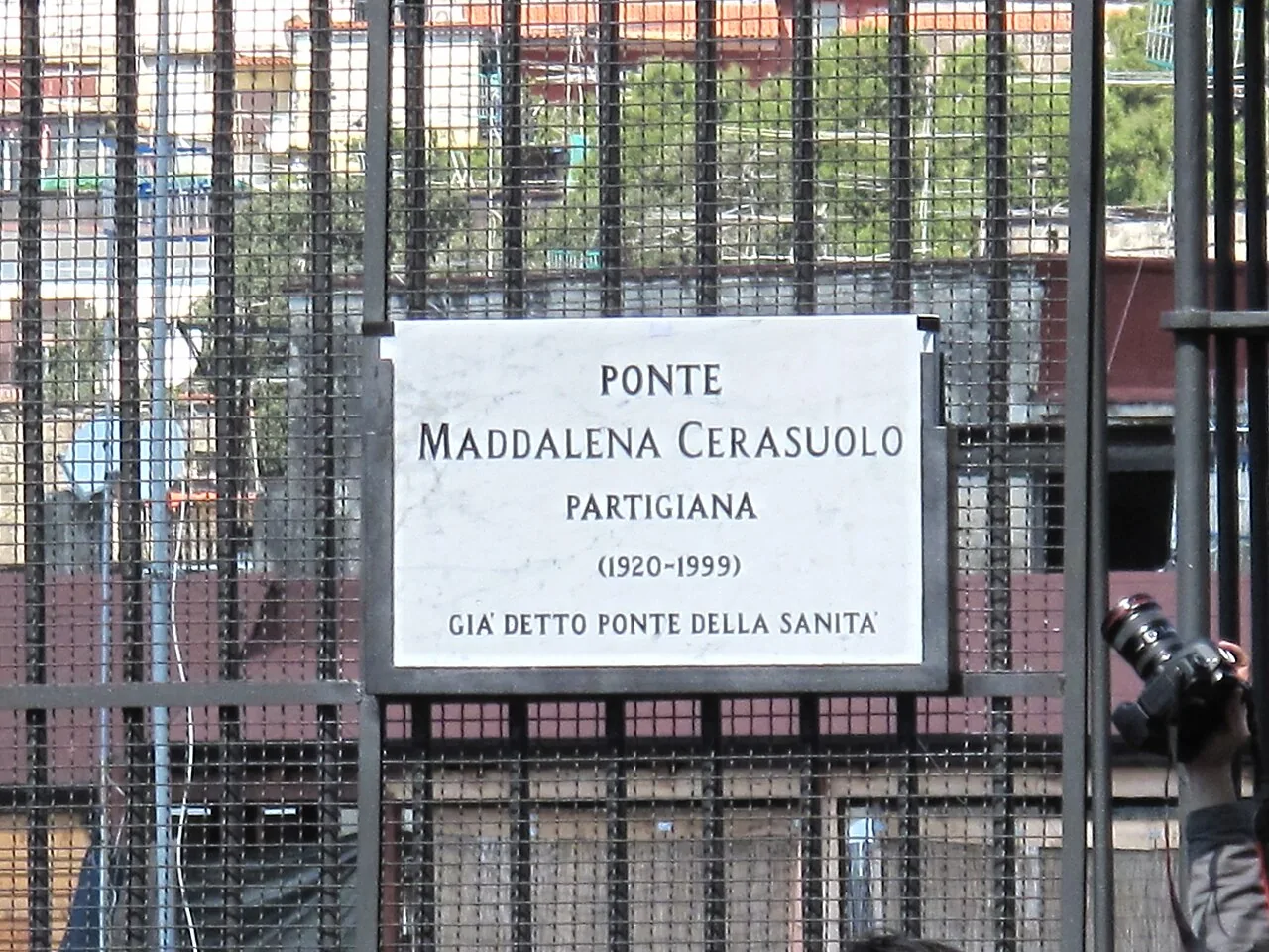 拿坡里橋欄上的白色牌,寫PONTE MADDALENA CERASUOLO、PARTIGIANA、1920–1999與橋的舊名。