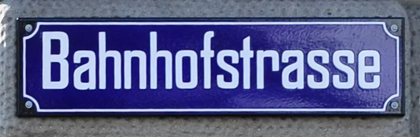 蘇黎世Bahnhofstrasse的藍底白字近照,白色邊框在四角向內收折。