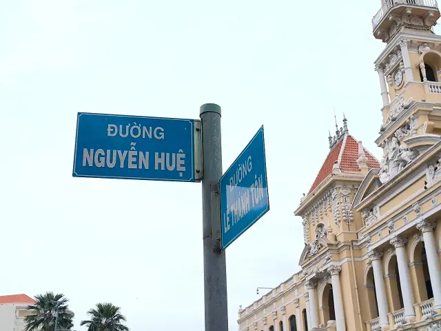 胡志明市市政廳旁的阮惠街與黎聖宗街藍色街名牌。
