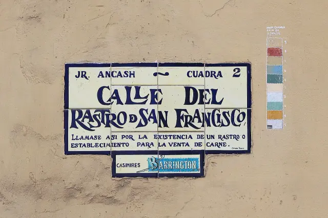 利馬牆上的淺底藍字拼接磚牌，上方寫JR. ANCASH與CUADRA 2，中間為CALLE DEL RASTRO DE SAN FRANCISCO。