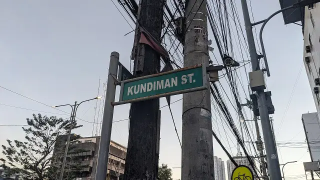 馬尼拉桑帕洛克 KUNDIMAN ST. 綠色街牌，固定於電線密集的路口。