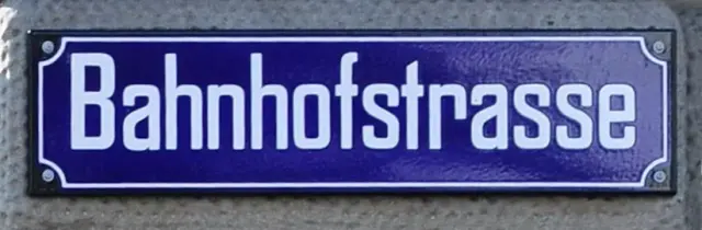 蘇黎世Bahnhofstrasse的藍底白字近照，白色邊框在四角向內收折。