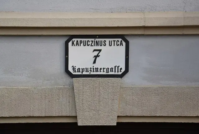 布拉提斯拉瓦雙語街名門牌，上為KAPUCZÍNUS UTCA，下為Kapuzinergasse，中央大字7。