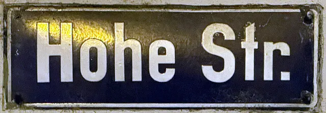 科隆的實拍街牌。「Hohe Str.」是 Hohe Straße 的縮寫，意為高街；Str. 代表 Straße。