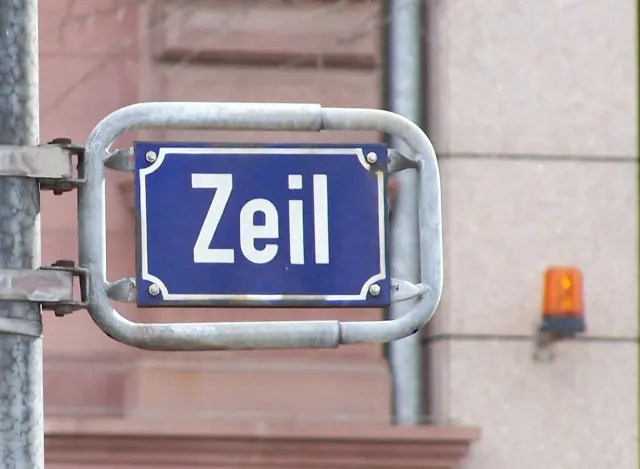 法蘭克福的實拍街牌。牌面只寫「Zeil」，是采爾街名稱；四角內凹的白框包圍街名。