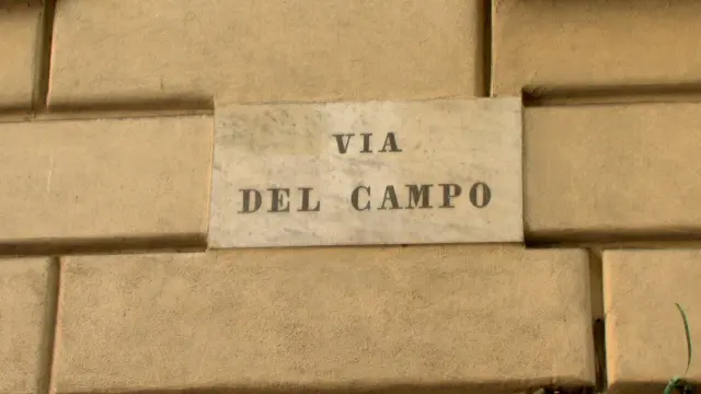 熱那亞的實拍街牌。「VIA DEL CAMPO」分成兩行，指坎波街；這是街名，並非紀念歌曲而新造的名稱。