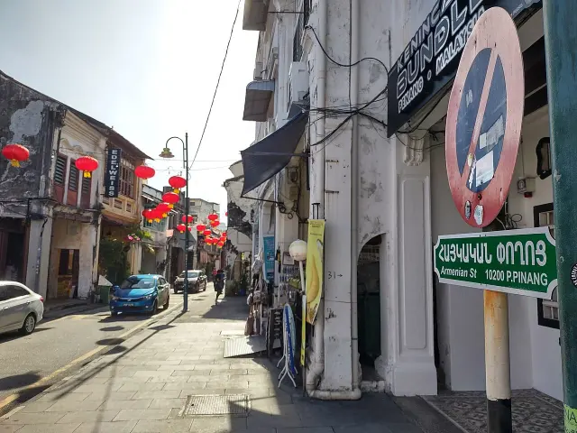 喬治市亞美尼亞街綠色街牌，以亞美尼亞文字及英文標示，背景為老街屋與燈籠。