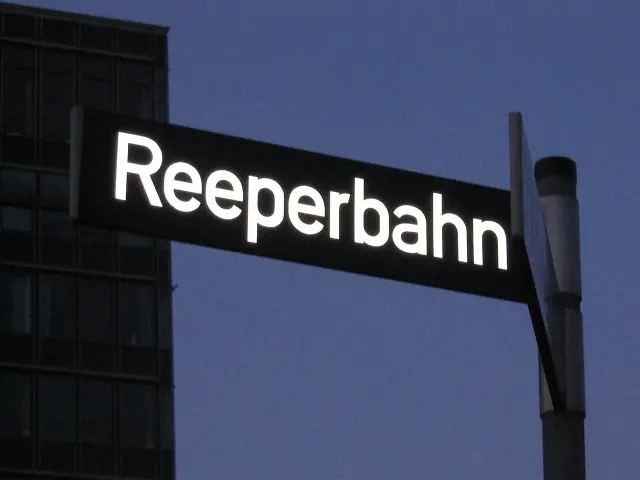 漢堡的實拍街牌。「Reeperbahn」是繩索街名稱；畫面只呈現街名，沒有門牌數字。