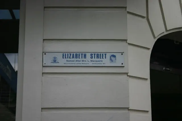 荷巴特ELIZABETH STREET白底藍字牆牌，下方附總督夫人及1811年12月2日的歷史說明。