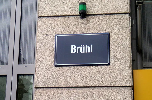 萊比錫的實拍街牌。「Brühl」為布呂爾街名稱；ü上方兩點是字母拼寫的一部分。