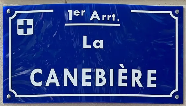 馬賽的實拍街牌。牌面「La CANEBIÈRE」為大道名；「1er Arrt」表示第一行政區，不是門牌號碼。