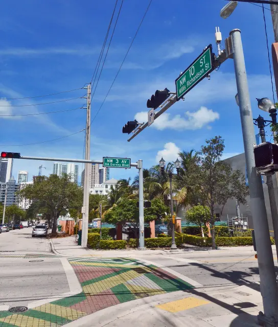 邁阿密路口綠牌寫NW 3 AV、D A Dorsey Blvd，另一方向為NW 10 ST及Willis Richardson St。