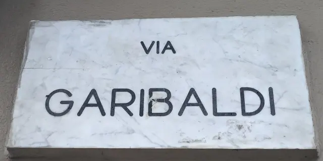都靈的實拍街牌。「VIA GARIBALDI」指加里波底街；照片沒有門牌數字。