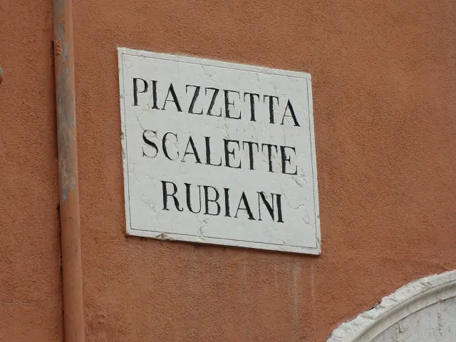 維洛納的實拍街牌。「PIAZZETTA SCALETTE RUBIANI」依序是小廣場、小階梯與魯比亞尼家族名；牌面沒有門牌數字。